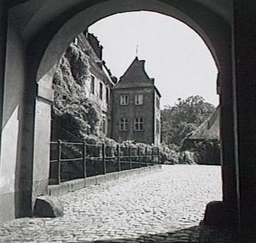 Schloss Tatenhausen bei Bokel: Torbogen mit Hofeinblick der Südseite
