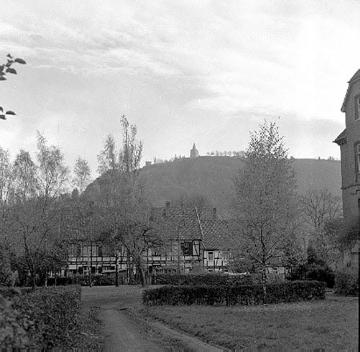 St. Johannes-Stift Marsberg, 1955: Fachwerkgebäude auf dem Gelände der Westfälischen Klinik für Kinder- und Jugendpsychiatrie.