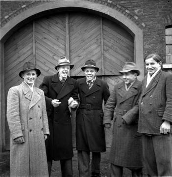 Gruppe junger Männer vor einem Tor (von links: Eilers, Stax, Mümken und zwei weitere)