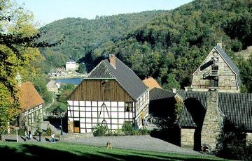 LWL-Freilichtmuseum Hagen: Gasthof und Hufschmiede mit Blick in das Tal