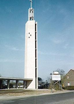 Turm der katholischen Kirche St. Clemens Maria Hofbauer, Gelsenkirchen-Beckhausen, Theodor-Otte-Straße 70-72 - errichtet 1960 bis 1962 nach Plänen des Architekten Albert F. Brenninkmeyer (Aachen) 