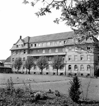 Säuglingsklinik (Rückfront) der Provinzial-Hebammenanstalt Bochum. Gründung 1904, ab 1953 Landesfrauenklinik des Landschaftsverbandes Westfalen-Lippe. Ansicht 1951.