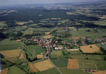 Steinheim, Dorflage Ottenhausen mit Naturschutzgebiet (NSG) Norderteich und Steinheimer Börde