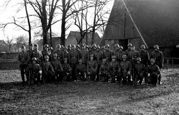 Soldaten des Pommerschen Landwehrregiments auf dem Sportplatz vor der Scheune von Hof Böckenhoff