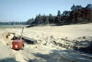 Sandabbau bei Greffen: Grube mit Bagger und Lorenzug