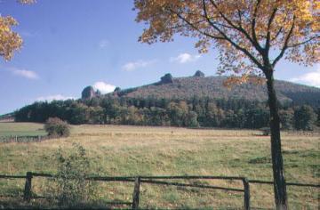 Der Istenberg bei Bruchhausen mit Blick auf die Felsen des Naturschutzgebietes Bruchhauser Steine