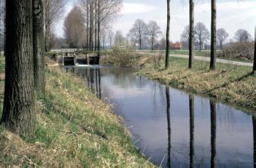 Stauwehr am Boker Kanal, einer 32 km langen Kanalverbindung zwischen Paderborn/Neuhaus und Lippstadt