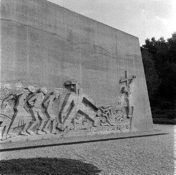 Antifaschistisches Mahnmal Bittermark, errichtet 1954/60, Wandrelief von Karel Niestrath