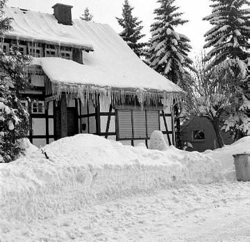 Verschneites Restaurant "Bobhaus" an der Bobbahn