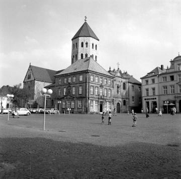Blick auf den Domplatz und die Gaukirche (St. Ulrich-Kirche)