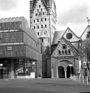 St. Liborius-Dom (südliches Paradies) mit Blick auf das Erzbischöfliche Diozösanmuseum, erbaut 1971-75