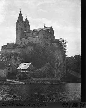 Limburg an der Lahn: Dietkirchen mit St. Lubentius-Kirche am Ufer der Lahn, um 1940?