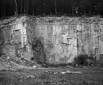 Sandsteinbruch in Fürstenberg, anstehendes Gestein und Haufwerk
