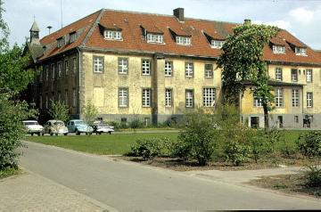 Westfälische Klinik für Psychiatrie Benninghausen, um 1972. Anstaltsgründung 1820 im ehemaligen Zisterzienserinnenkloster Benninghausen. Hier: Barockes Haupthaus der einstigen Klosteranlage, erbaut 1726. 