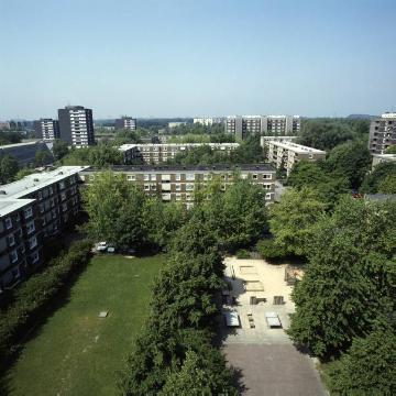 Hochhaussiedlung Gleiwitzstraße: Blick auf Grünanlagen und Spielplatz im Blockhof