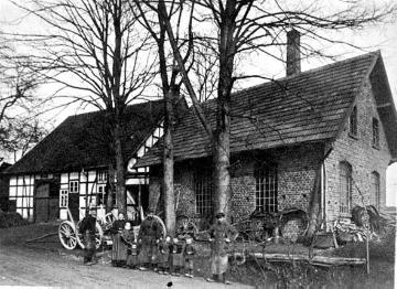 Familie Franz Buschmeyer (Landmaschinenwerkstatt) vor ihrem Hof in Bad Laer