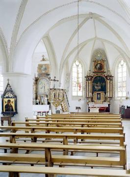Alte Pfarrkirche St. Simon und Judas, Kirchenhalle mit Blick Richtung Kanzel und Altar