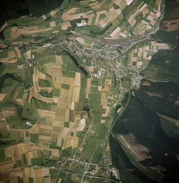 Altenbeken, nordöstlich von Paderborn an der Grenze zu Bad Driburg (Kreis Höxter), südlich von Altenbeken an der Bundesstraße B64 Altenbeken-Buke mit Reelsberg