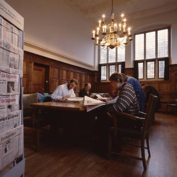 Stadtbibliothek im Krameramtshaus, Alter Steinweg (bis 1994): Blick in den altehrwürdigen Lesesaal