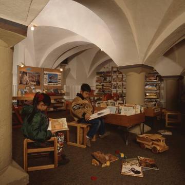 Stadtbibliothek im Krameramtshaus, Alter Steinweg (bis 1994): Kinderbuchabteilung in den Gewölben des Tiefgeschosses