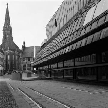 Neue Stadtbibliothek mit Blick auf das Krameramtshaus (alte Stadtbücherei) und die Lamberti-Kirche