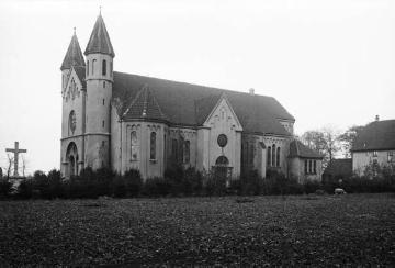 Kirche der katholischen Kirchengemeinde "Hl. Familie" von der Südseite, Ortsteil Speckhorn, Flutstraße