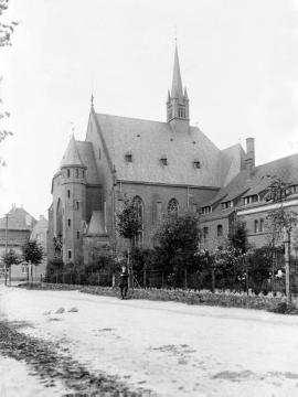 Kloster Meckinghoven mit St. Dominikus-Kirche, erbaut 1906/1907, ab 1995 Leerstand und Umwidmung des Klosters zur Wohnanlage mit Pfarrzentrum im Parterre