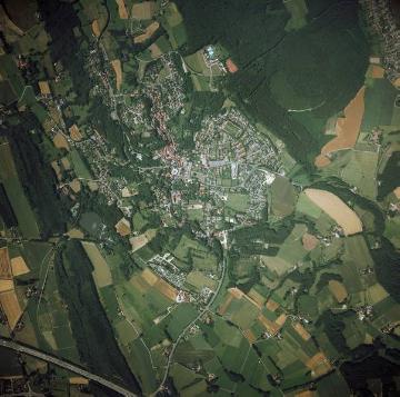 Tecklenburg, am Teutoburger Wald, südwestlich davon Haus Marck und der Strubberg, im Süden die Autobahn A 1