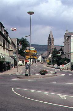 Hauptverkehrsstraße im Ortszentrum mit Blick zur Kirche