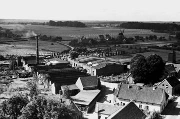 Blick vom Kirchturm auf die Leinenweberei Becker und den Friedhof