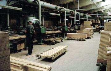 Geha Möbelwerke GmbH: Aufbereitung von Holzplatten in der Fabrikationshalle