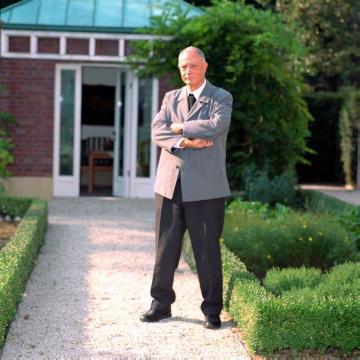 Bischof Dr. Reinhard Lettmann im Garten des Bischofspalais, Domplatz/Pferdegasse