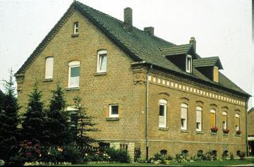 Wohnhaus in der Schachtstraße in Bergkamen-Rünthe, erbaut um 1900 als erste Bergmannkolonie der Zeche Werne a. d. Lippe, wegen der Gleichförmigkeit der Häuser im Volksmund auch D-Zug-Siedlung genannt.