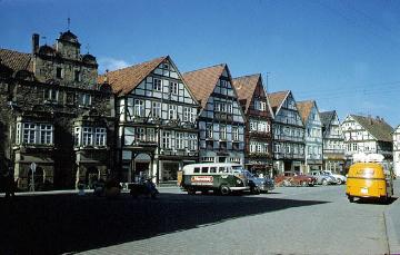 Rinteln-Altstadt um 1961: Südseite des Marktplatzes von Nordosten - v.l.n.r.: Westflügel des historischen Rathauses, Haus Nr. 5, errichtet 1659 vom Universitätsprofessor Anton Henrich Möllenbeck), Nr. 4, Neubau von 1939, und Häuser Nr. 3 bis 1