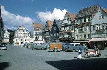 Rinteln-Altstadt, um 1961: Nordseite des Marktplatzes von Südosten - v.r.n.l.: Häuser  Nr. 11 und 12, Nr. 13 (Café Sinke), Nr. 14 und 15 (Engel Apotheke, ehemalige Universitäts- und Ratsapotheke, gegründet 1619), im Hintergrund: Mündung Wallgasse mit Haus Weserstraße 18 und 17