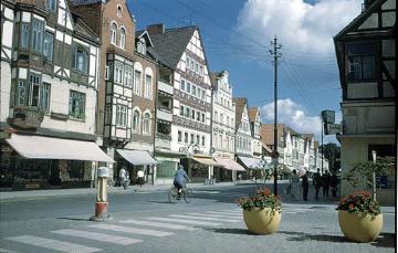 Rinteln-Altstadt um 1961: Die Weserstraße Höhe Mündung Markt nach Norden mit Blick auf die westliche Häuserzeile - v.l.n.r.: Hausnummern 17, 16, 15, 14, 13
