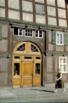 Sälzerhaus: Eingangstür mit Holzschnitzereien und Hausinschrift