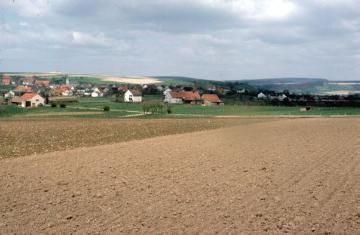 Feldflur auf der Paderborner Hochfläche mit ansteigender Schichtstufe der Egge bei Altenbeken-Buke