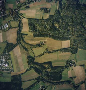 Landschaft westlich von Menden an der Grenze zu Iserlohn: Altgrundland, Eichelberger Heide, im Nordwesten die Bundesstraße B233