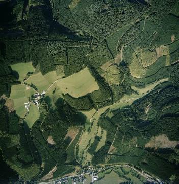 Landschaft nördlich von Kirchhundem, südlich der Grenze zu Lennestadt, Berg Gelsterhagen,  Bauernschaft Bettinghof