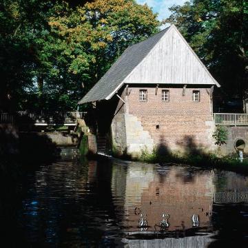 Die Haarmühle am Landgasthof Haarmühle in Ahaus-Alstätte (Beßlinghook 57) - Wassermühle mit 3 Steingängen und Obertriebwerk, erbaut 1619, umgebaut im 18. Jh., restauriert 1988, seitdem in Betrieb zur Energieerzeugung. Ansicht 2007.