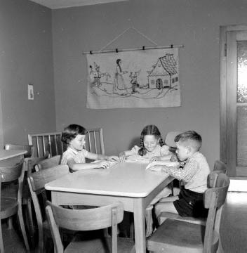 Kinderheim St. Josef: Kinder beim Lesen