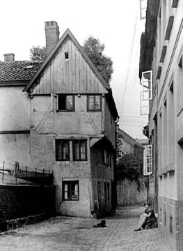 Alte Wohnbebauung in der Bruchmauerstraße, das in die Gasse ragende Fachwerkhaus ist heute die Nummer 7