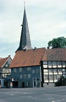 Fachwerkhäuser am Kirchplatz mit Blick auf den Turm der Ev. Pfarrkirche (Apostelkirche?)