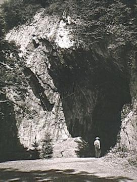 Eingang der Balver Höhle, größte Kulturhöhle Deutschlands