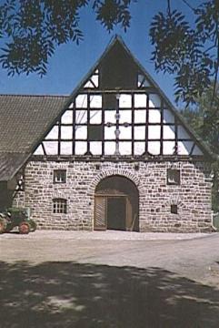 Bauernhaus in Bruchsteinbauweise mit Schnitzereien im Fachwerkgiebel (bei Westenfeld)