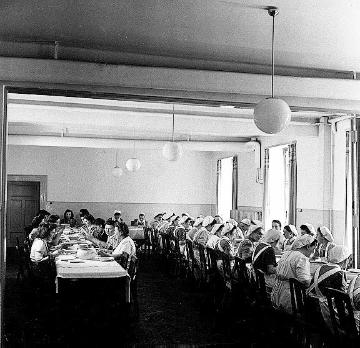 Landesfrauenklinik Bochum, 1957: Schwesternpersonal beim Mittagessen.
