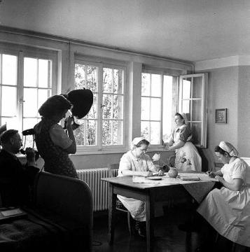 Landesfrauenklinik Bochum, 1957: Schwestern bei der Bearbeitung von Patientenakten. 