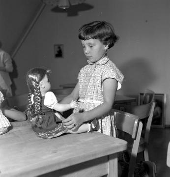 Kinderheim St. Josef: Mädchen mit Puppe