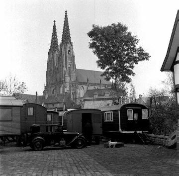 Allerheiligenkirmes: Wohnwagen vor der Kirche St. Maria zur Wiese